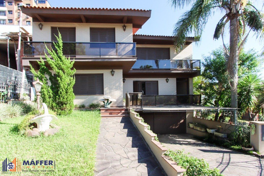 Casa a venda com 03 dormitórios, living 03 ambientes com vista para o Rio.