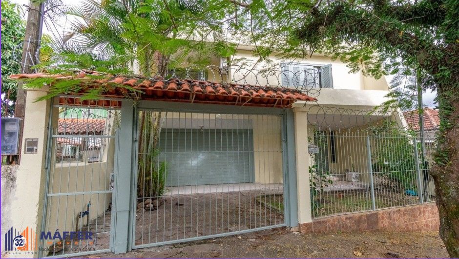 Casa de 3 quartos,1 suíte, closet, living com lareira, pátio, piscina e 2 vagas de garagem.