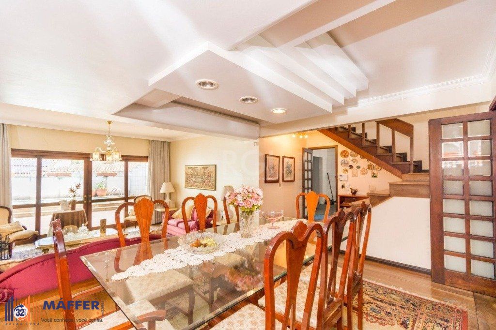 Casa de  333m² com 4 dormitórios, pátio com piscina, espaço gourmet com churrasqueira e 4 vaga de garagem no bairro Passo da Areia