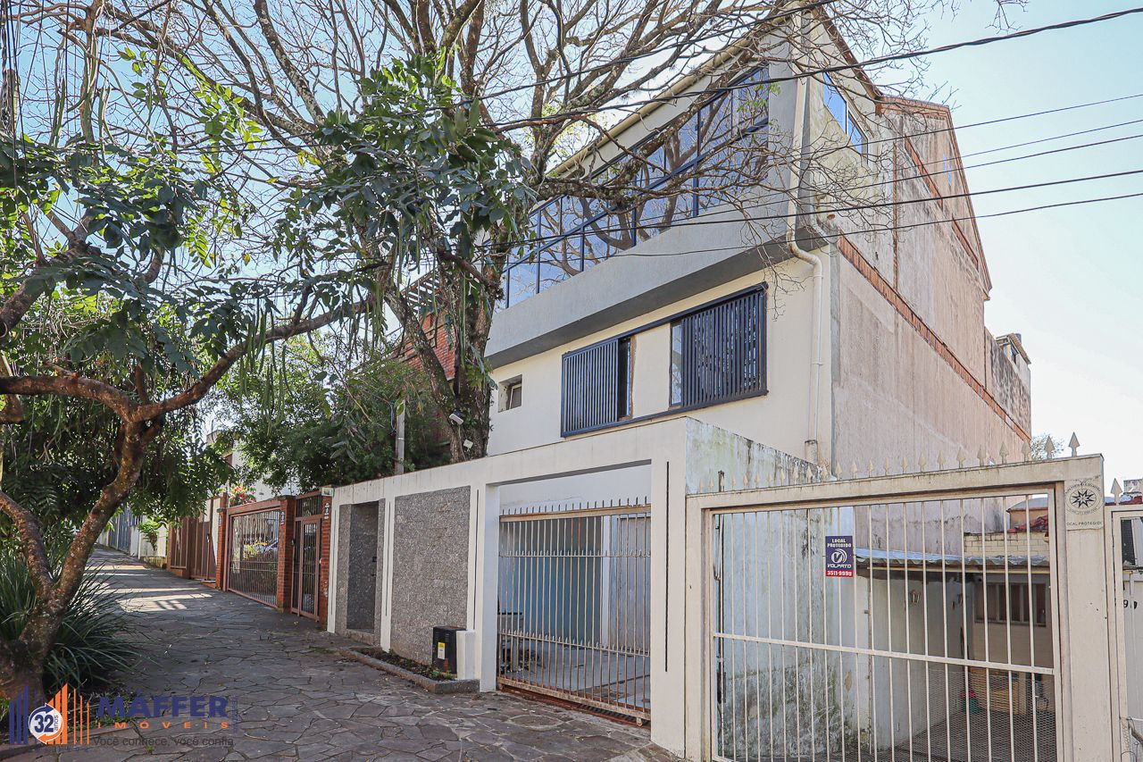 Casa à venda com 310m², 3 quartos e 2 vagas, Localizada no charmoso bairro Petrópolis.