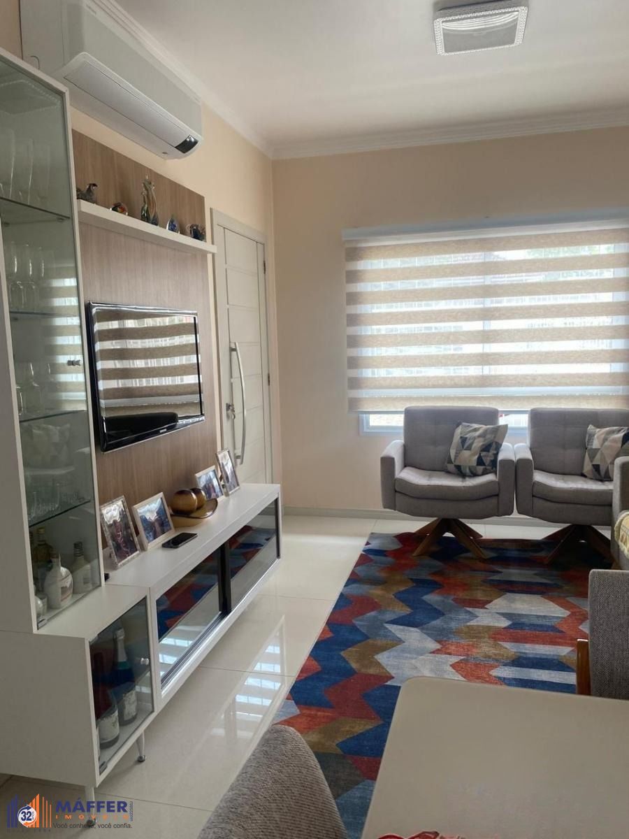 Casa com 3 dormitórios, suíte e churrasqueira.