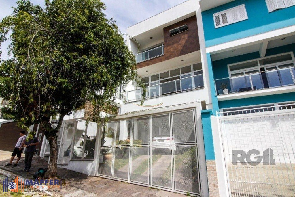 Casa para Venda - 300m², 3 dormitórios, sendo 1 suites, 4 vagas - Teresópolis