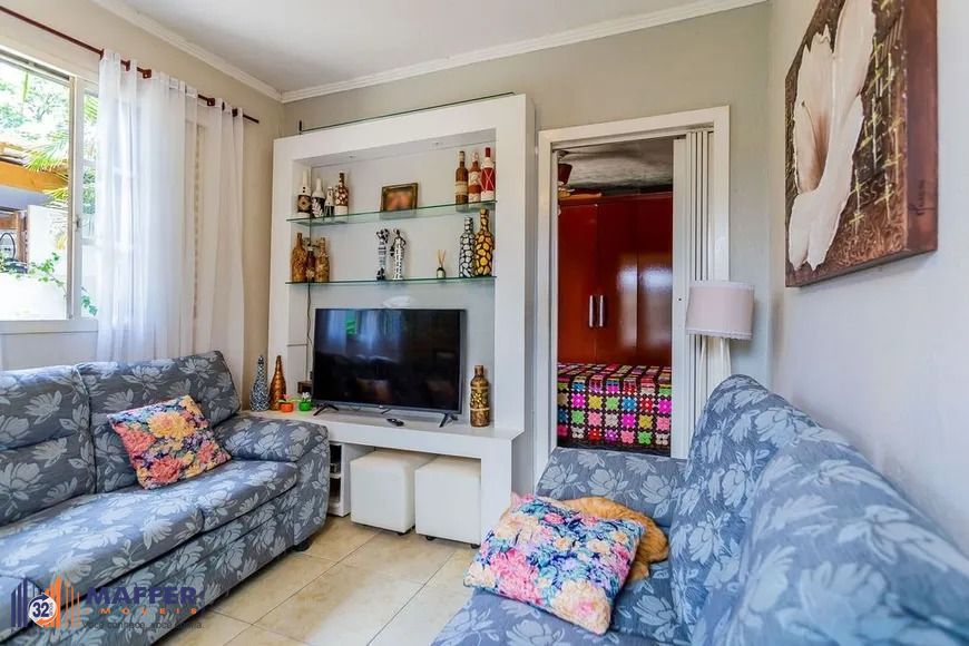 Casa térrea com 3 dormitórios, amplo pátio e 2 vagas de garagem cobertas.