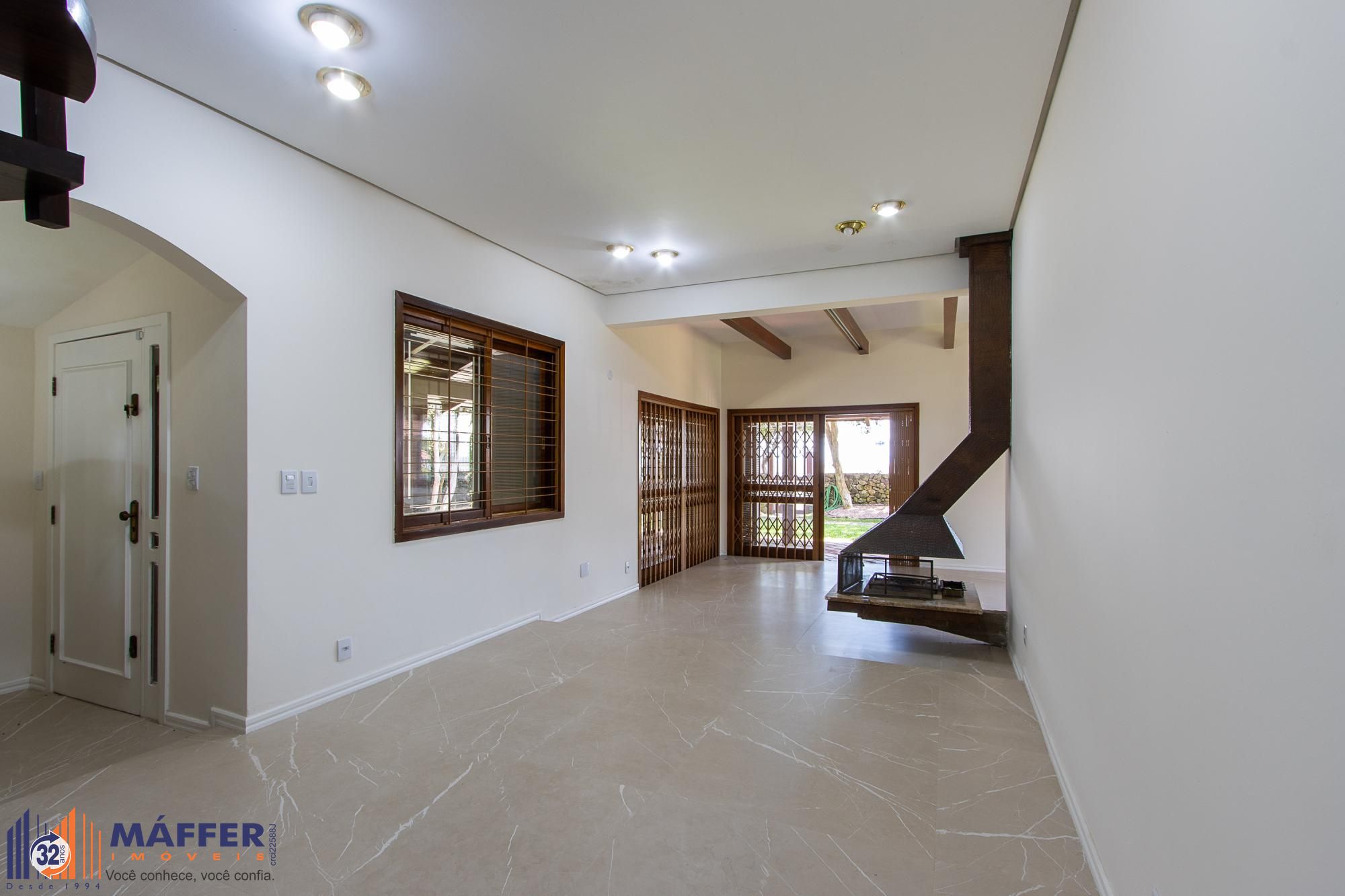 Casa com 2 dormitórios 3 banheiros. lareira e churrasqueira, e com arquitetura moderna.