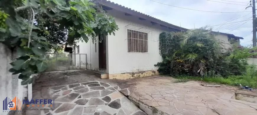 Casa térrea com 2 dormitórios, amplo pátio e 3 vagas.