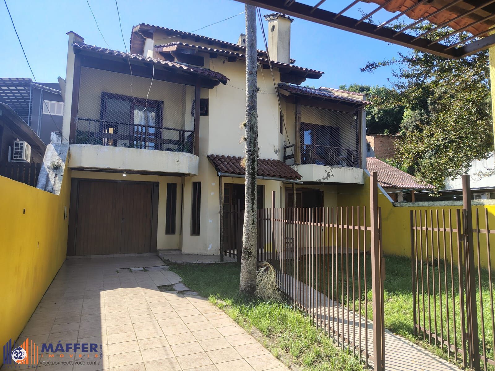 Casa de 4 dormitórios, 1 suíte e 4 vagas de garagem no bairro Cavalhada.