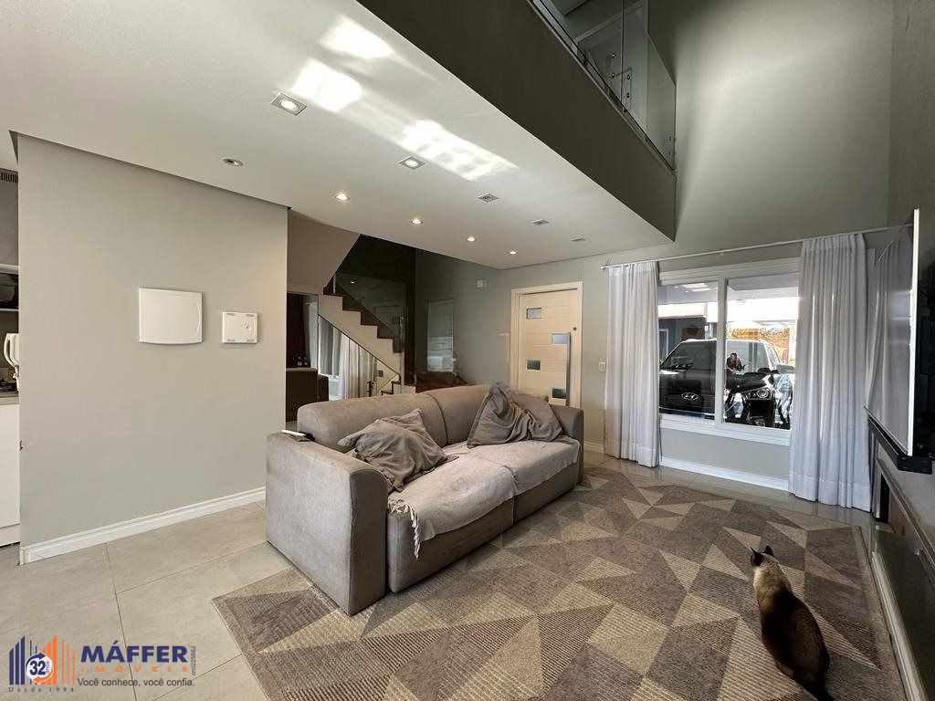 Casa em condomínio com 3 dormitórios, suíte master, espaço gourmet com piscina.