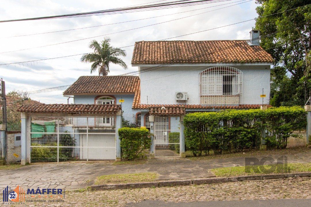 Casa no bairro Cristal, Possui 4 dormitórios, sendo 1suíte, closet e banheira de hidromassagem, com possibilidade de um podendo 1 dormitórios extra.