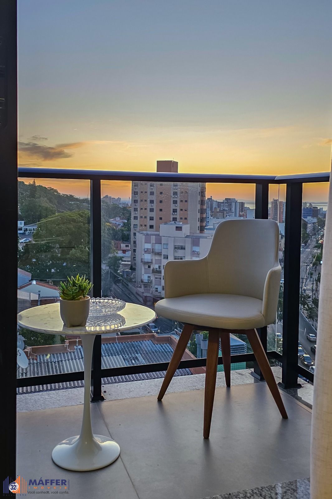 Apartamento completamente mobiliado e decorado, sacada, churrasqueira e vaga, com vista!
