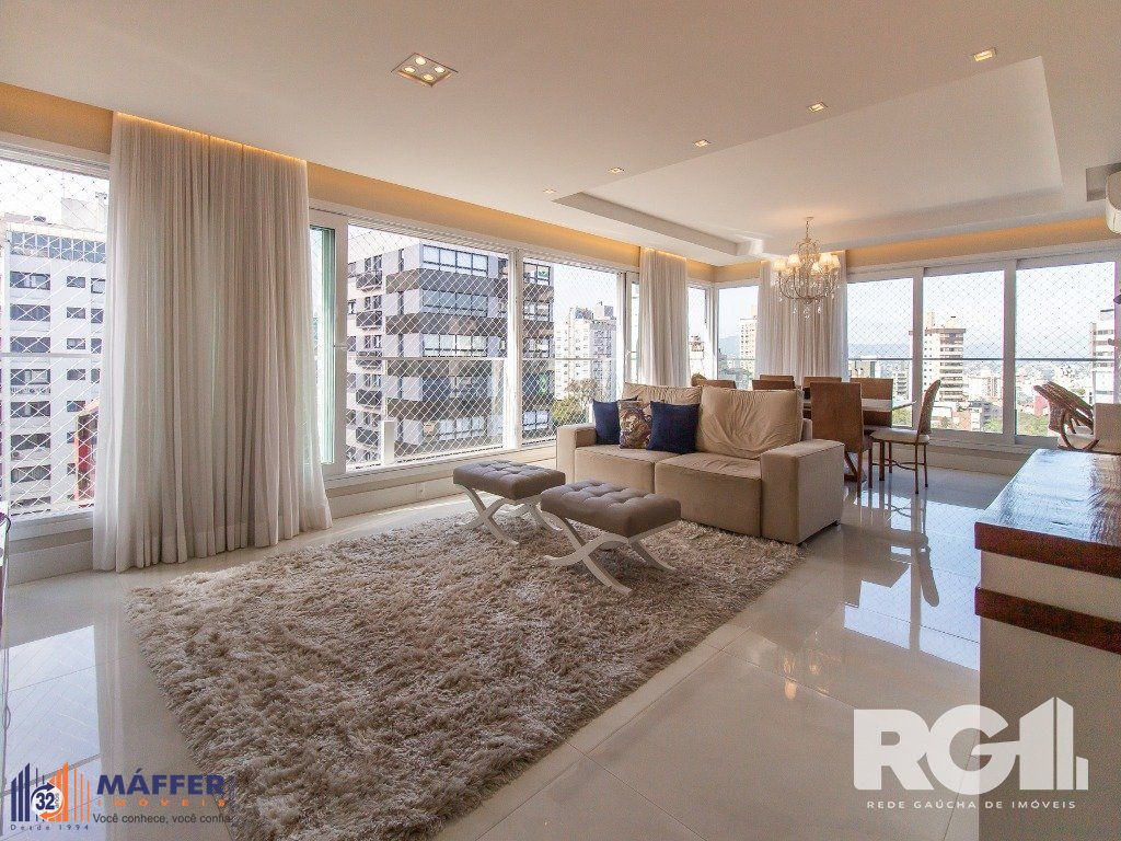 Belíssimo apartamento todo decorado por arquiteto. Apartamento com 170 m2, 3 suítes, sendo 1 suíte máster no bairro Petrópolis.