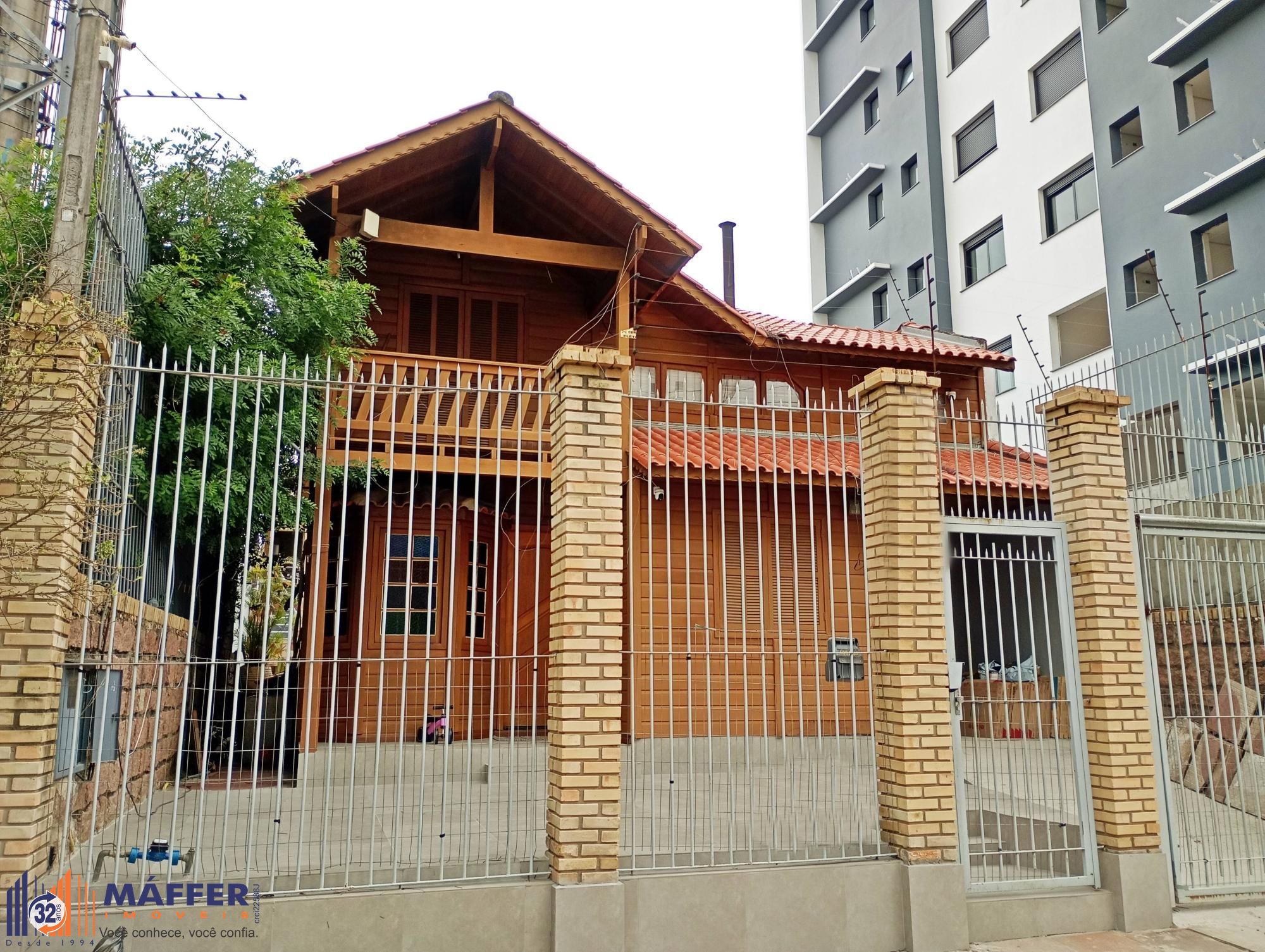 Casa com piscina e edícula