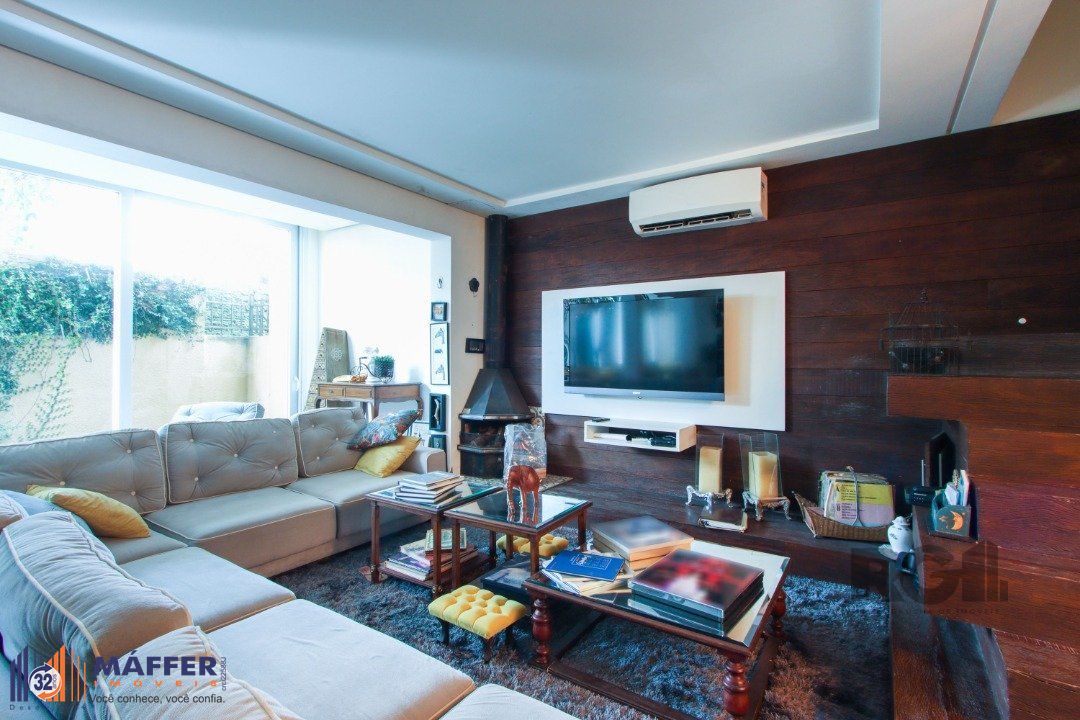 Casa com 327m² de área privativa, oferecendo 3 dormitórios, sendo 3 suítes