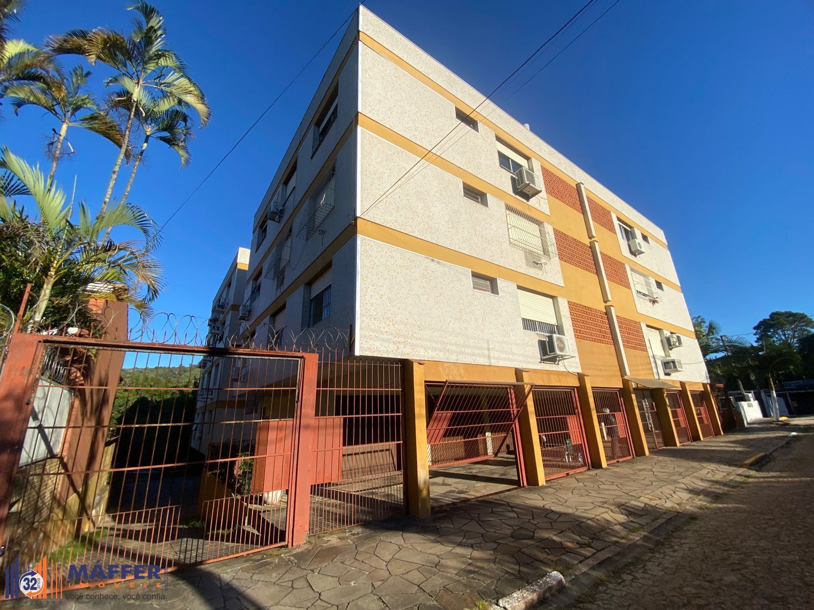 Apartamento 2 Dormitórios com Garagem Coberta à Venda no Bairro Teresópolis – Amplo, Arejado e de Frente, 67m2