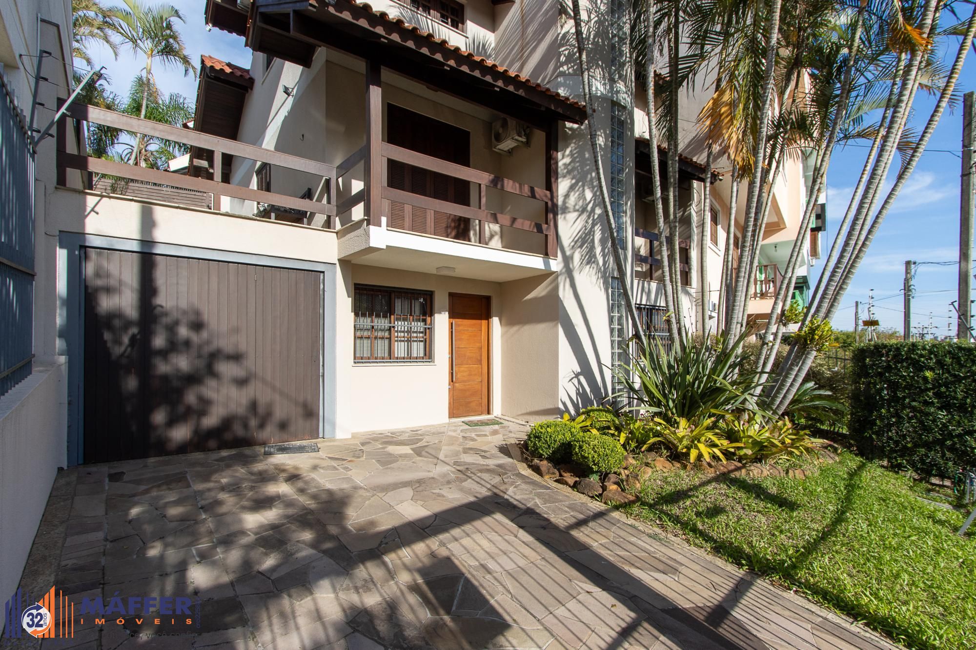 Excelente casa de 3 dormitórios, 1 suíte, pátio, piscina e vaga para 2 carros cobertas.