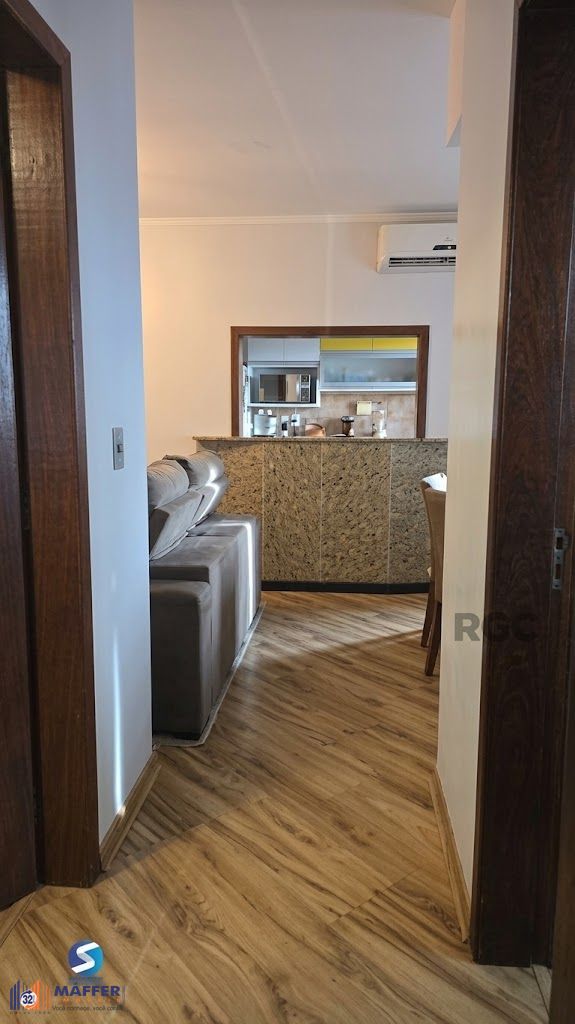 Vendo apto, 2 quartos, semi mobiliado, em localização priviligiada, na Protasio Alves