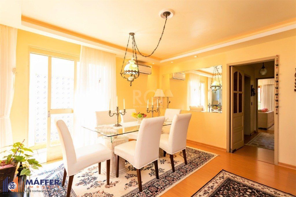 Casa para Venda - 228m², 4 dormitórios, sendo 1 suites, 5 vagas - Teresópolis