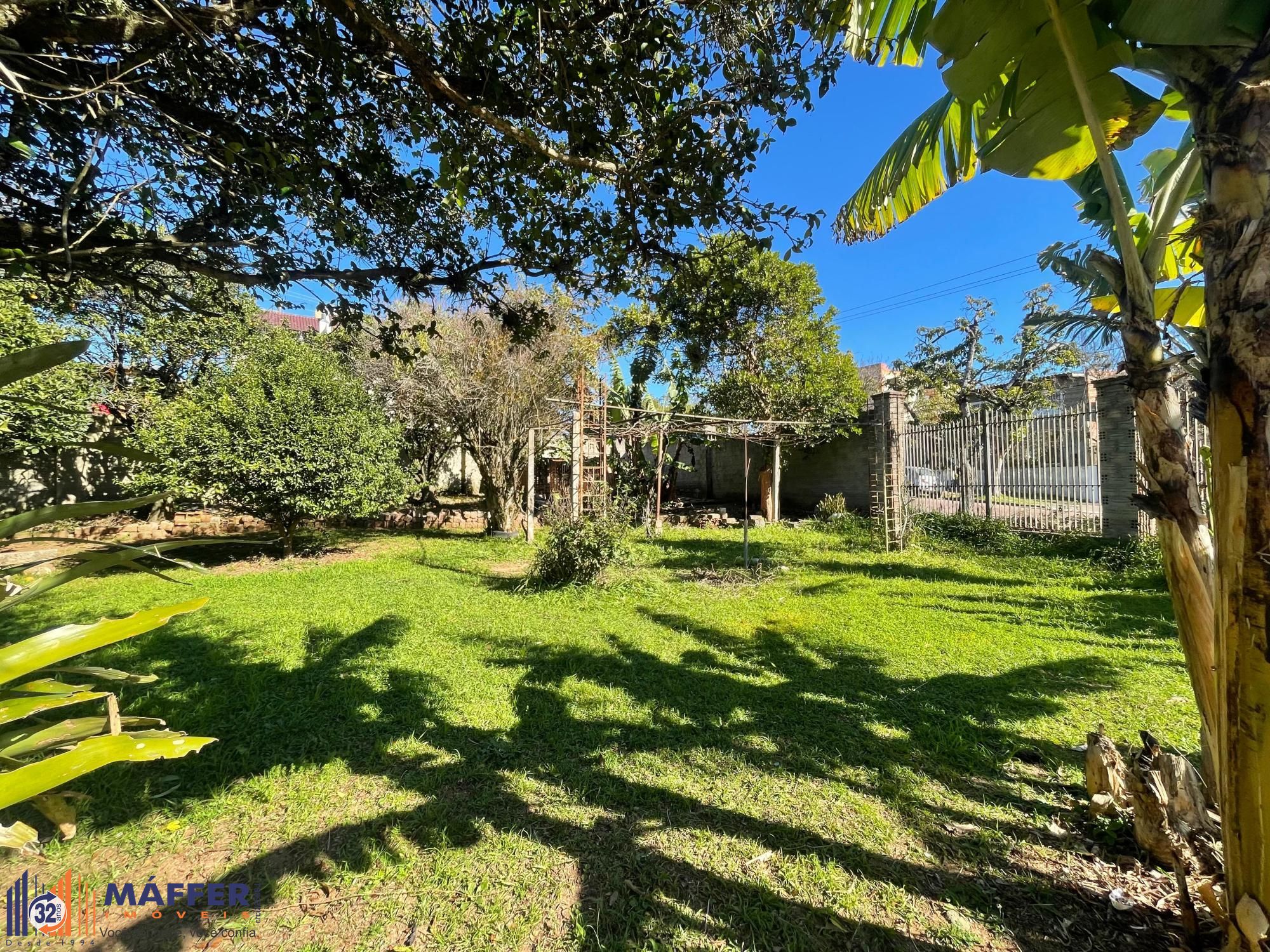 Terreno de esquina, com 429m², está situado no coração do bairro Medianeira