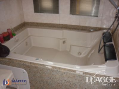 casa com 4 dormitórios, sendo uma suíte , e 530 area privativa
