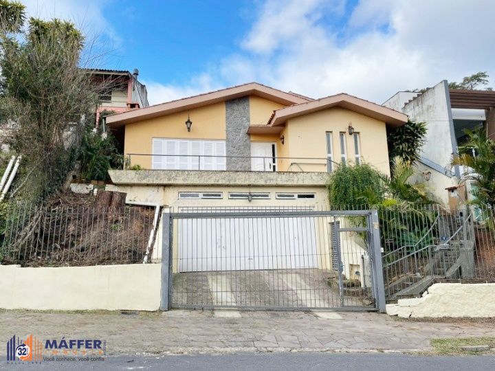 casa com 525 m2 de terreno , casa área construída 395 m2 de área, com 05 dormitorios sendo um suite com banheira