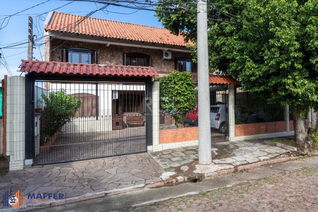 Casa para Venda - 300m², 5 dormitórios, 2 vagas - Cavalhada