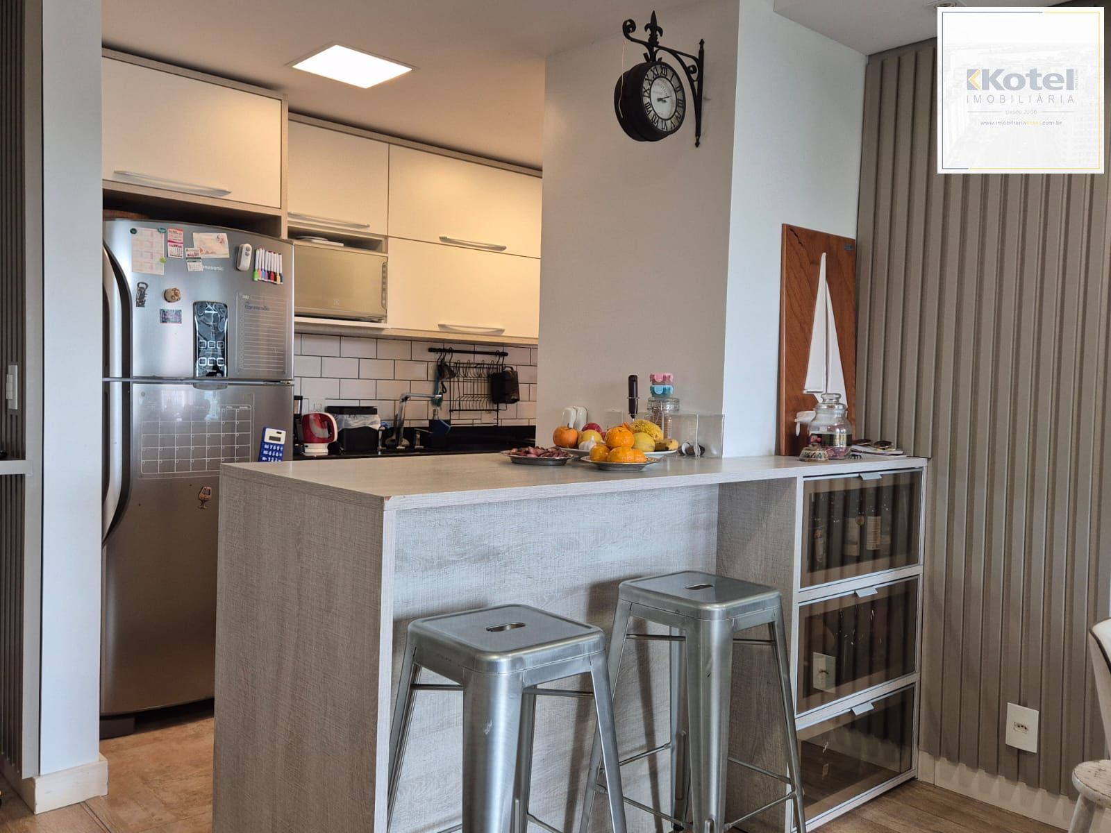 Apartamento Semimobiliado com Living Estendido no Alto Petrópolis