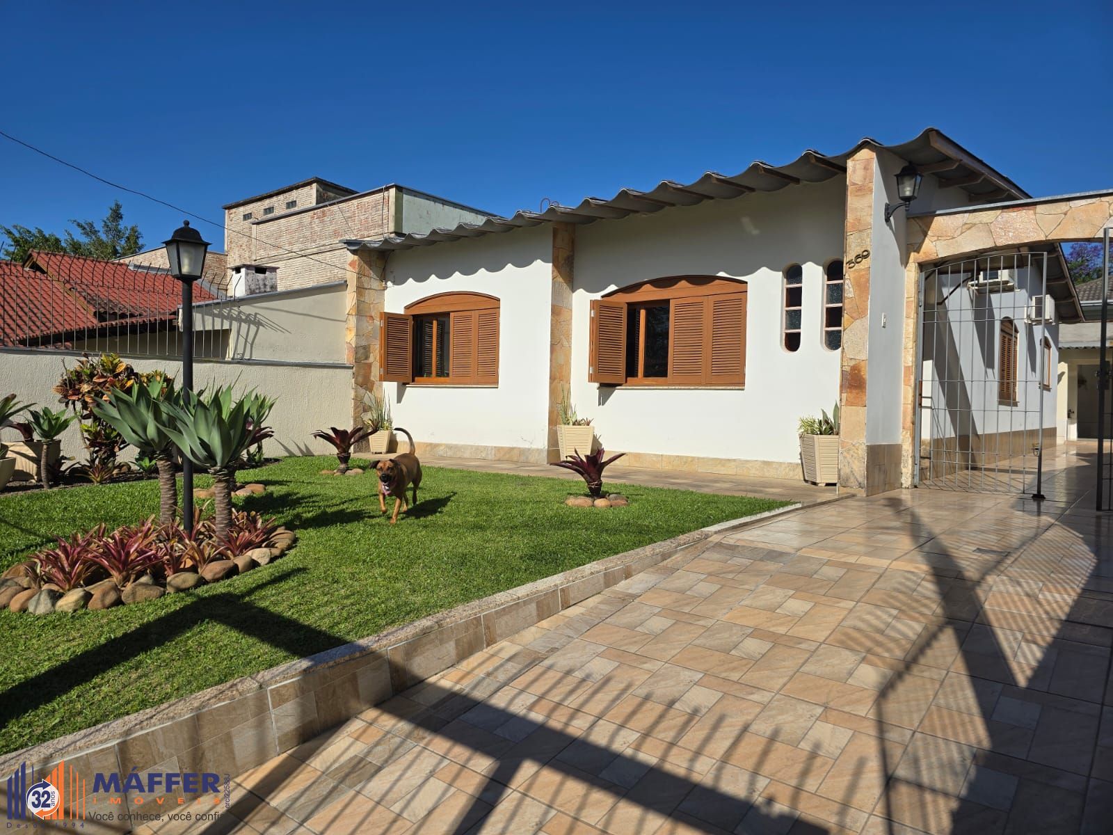 Casa térrea, 3 dormitórios e 4 vagas cobertos no Sarandi.