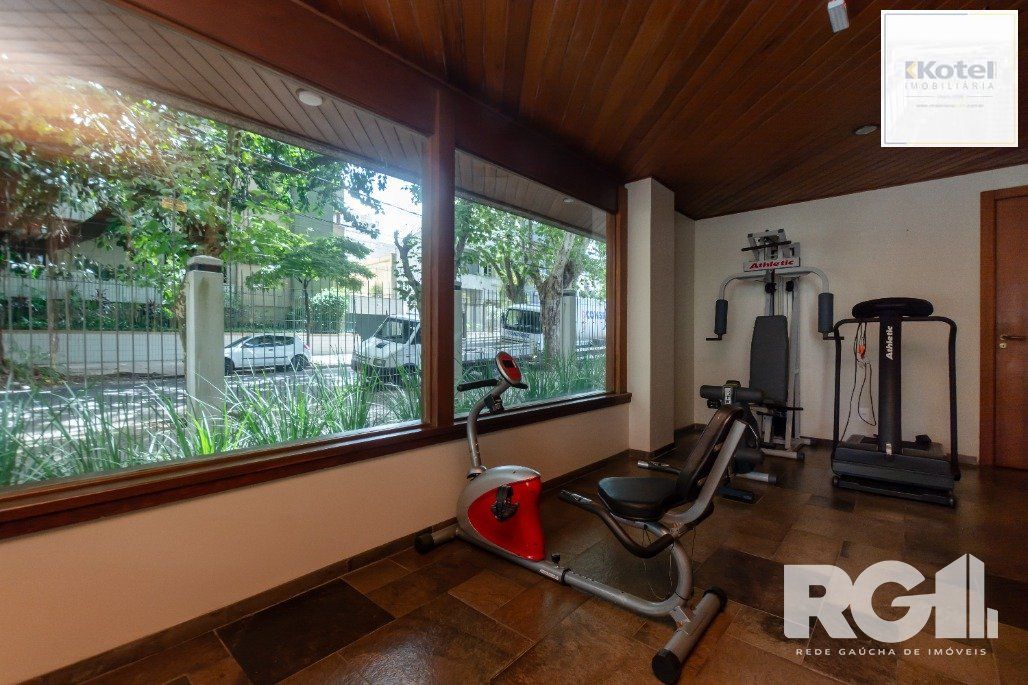 Apartamento Reformado! Com 3 dorm, sendo 1 suíte, 2 vagas na Rua Corte Real. — foto 3