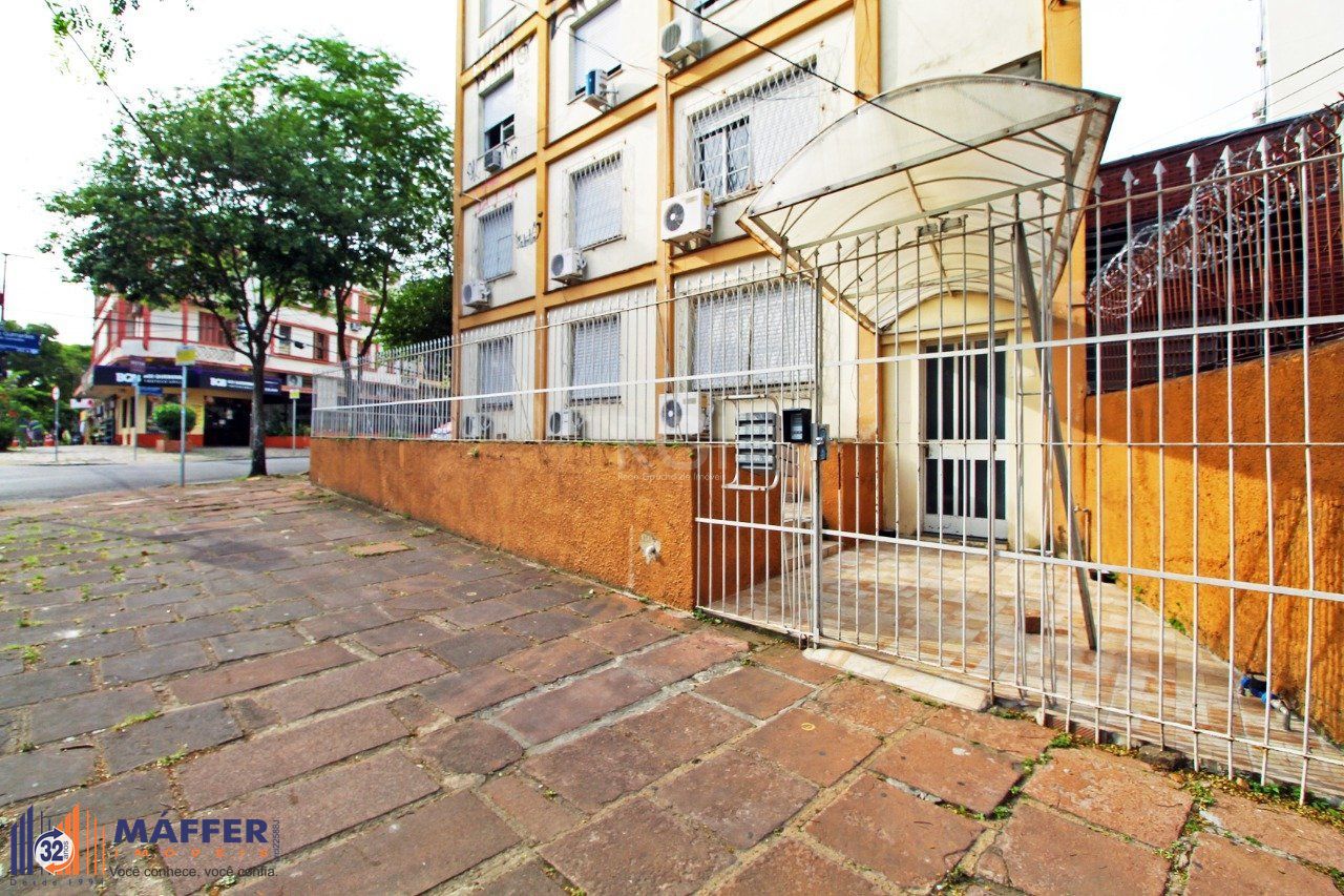 Apartamento de 2 (dois) dormitórios, com excelente localização, no Bairro Petrópolis. Amplo living, cozinha e área de serviço, banho social.