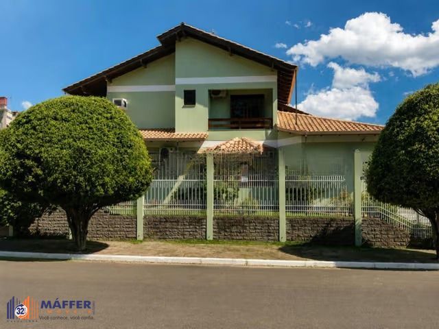 Casa de 3 dormitórios, piscina e 4 vagas de garagem em Canoas.
