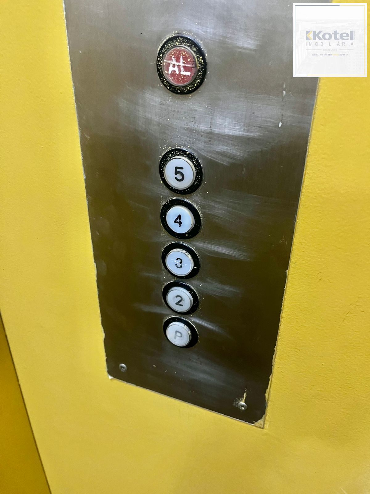 Sala comercial, Av Assis Brasil, 34 m², prédio com elevador, sala com banheiro