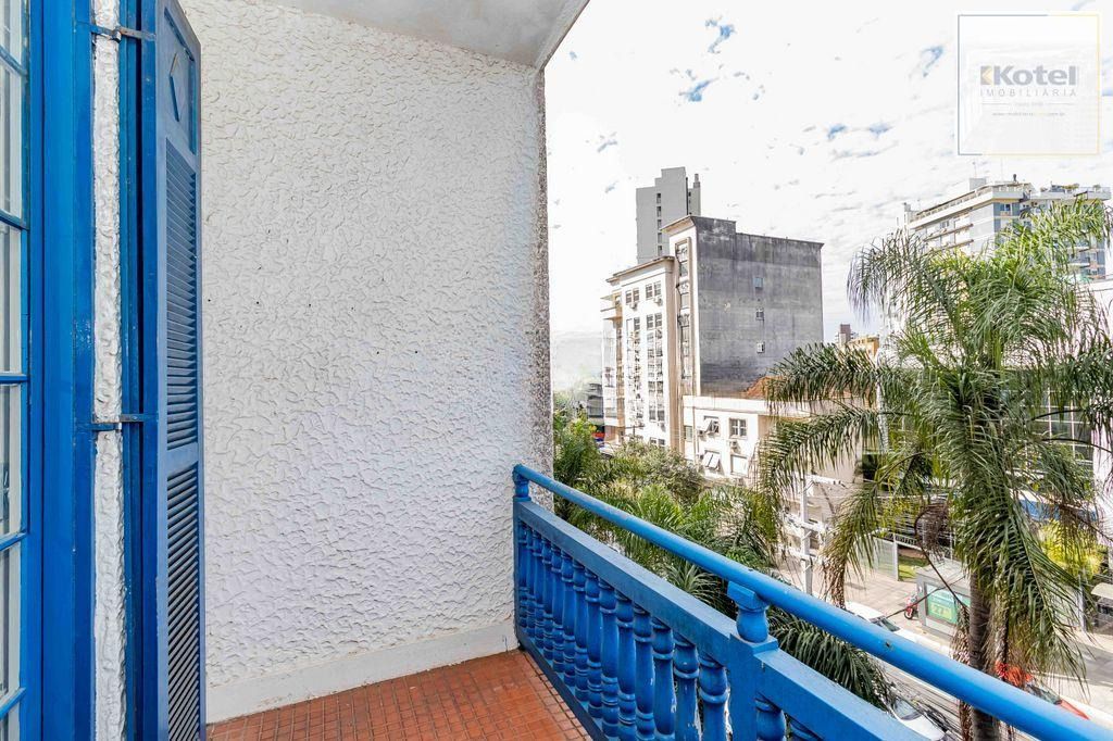 Vende-se apartamento com 2 quartos, sacada e 1 vaga – 113 m² – Moinhos de Vento