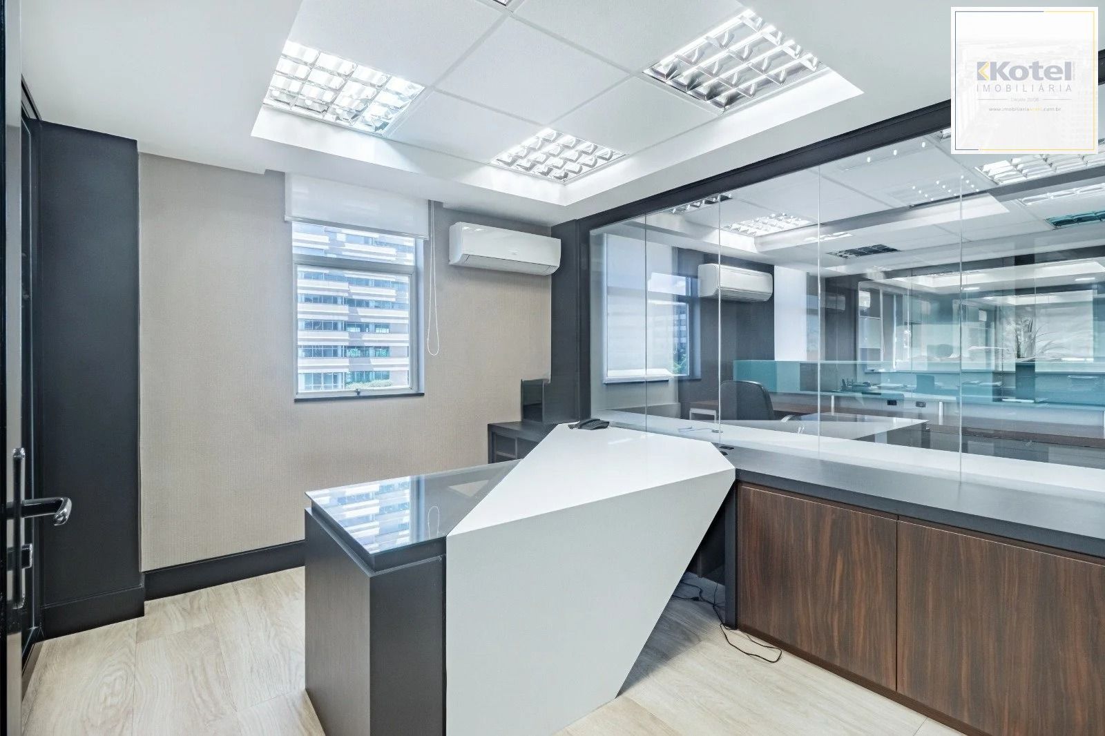 Sala/Conjunto Comercial com 4 vagas e 218m²