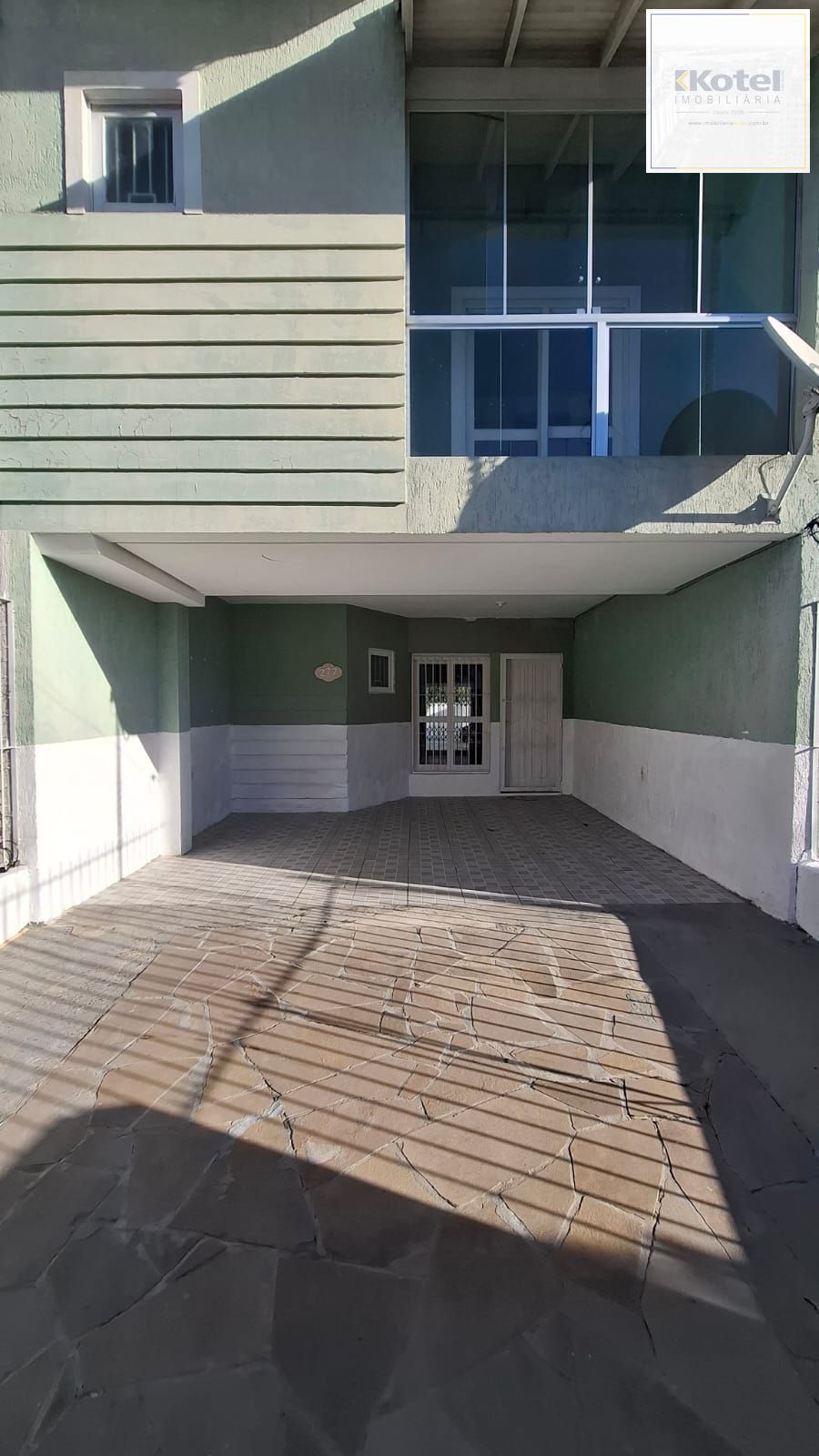 Excelente Casa / Sobrado na Zona Sul - Guarujá - Porto Alegre - preço competitivo!