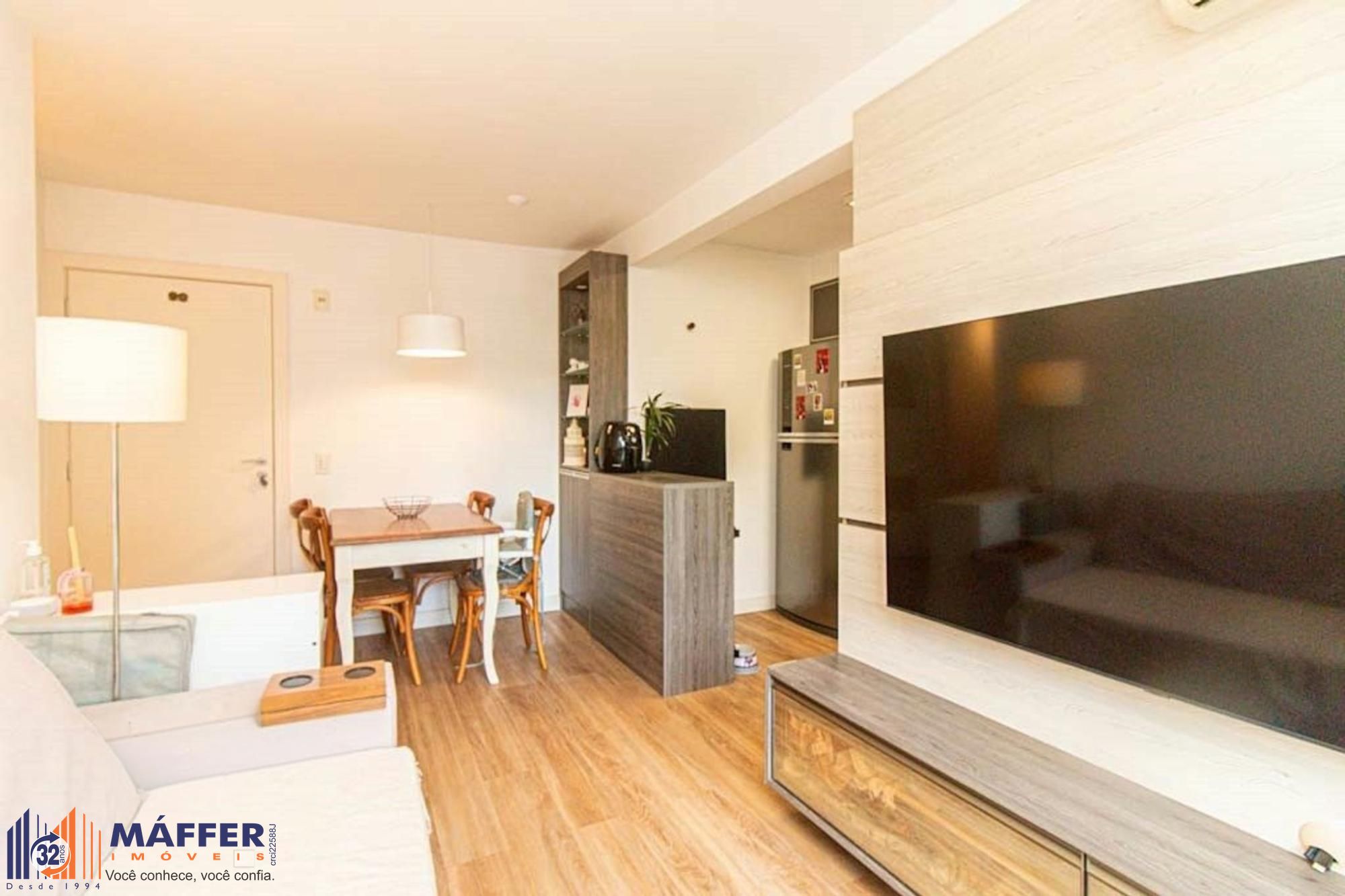 Apartamento à venda com 2 dormitórios, sacada e vaga no Morro Santana.
