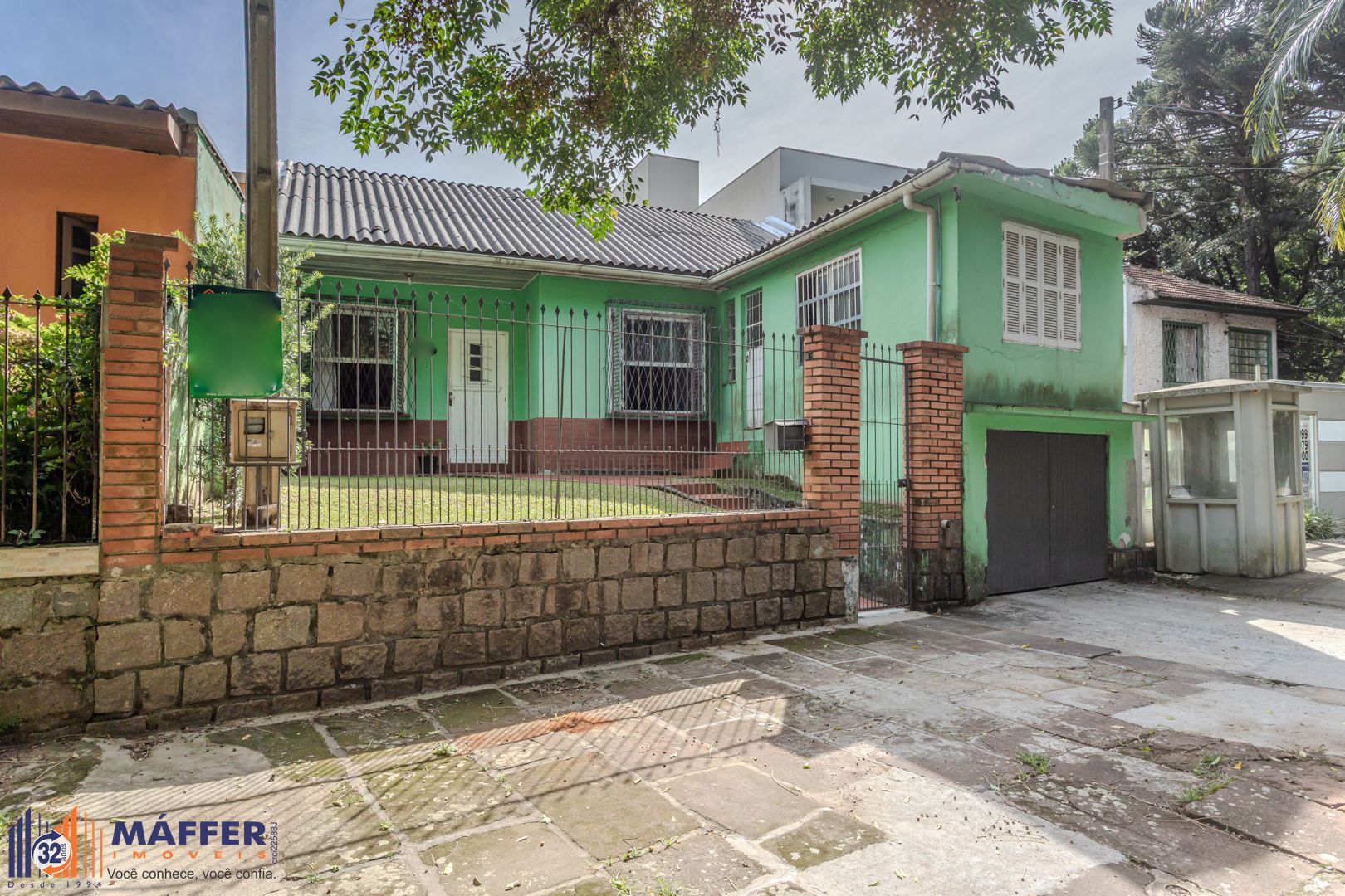 Casa no bairro Jardim Botânico de 3 dormitórios e garagem e terreno com 370m²