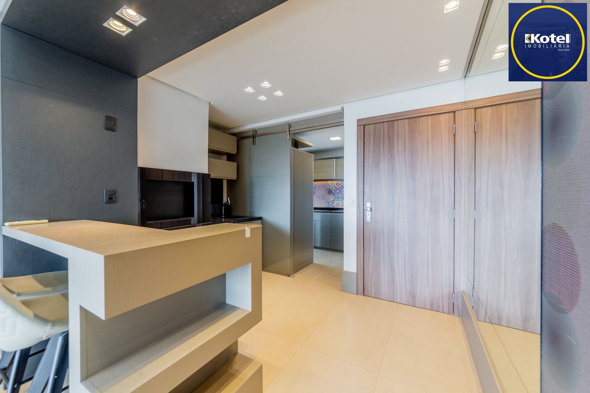 Apartamento semimobiliado, com 94m privativos, 2 suites e 3 vagas de garagem