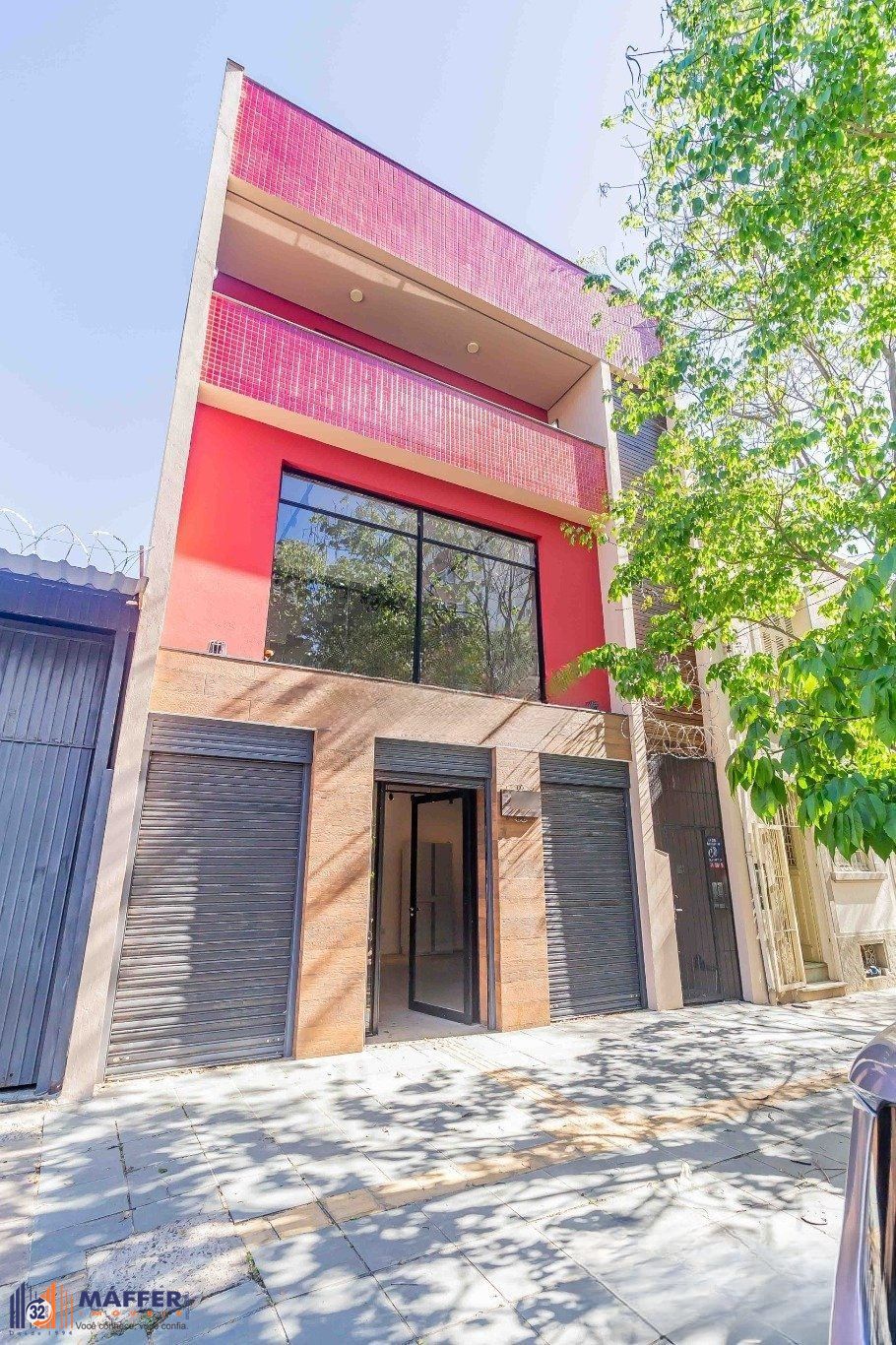 Prédio Comercial á venda com 2 salas e terraço no bairro Menino Deus