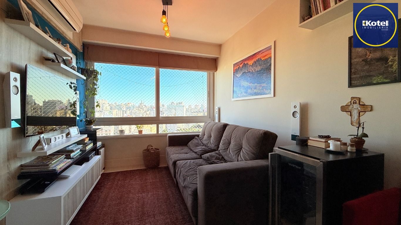 Apartamento 2 dormitórios, 1 vaga, elevador na Rua General Lima e Silva.