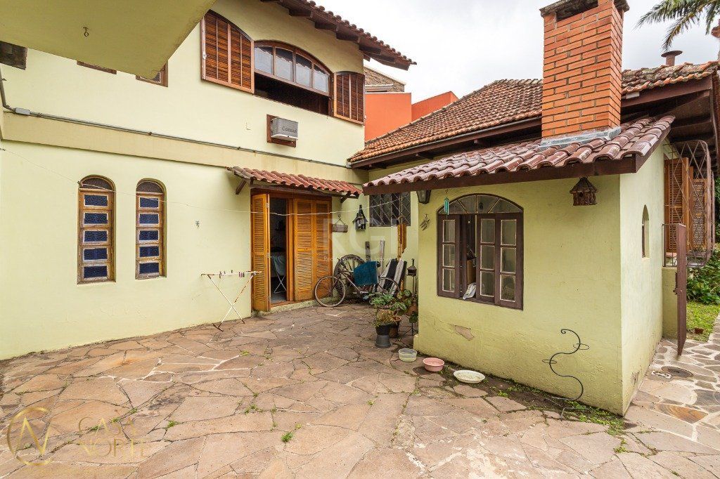 Casa à venda com 5 quartos, 197m², 1 suíte, 2 vagas, Rua Roque Gonzales no bairro Jardim  Botânico em Porto Alegre