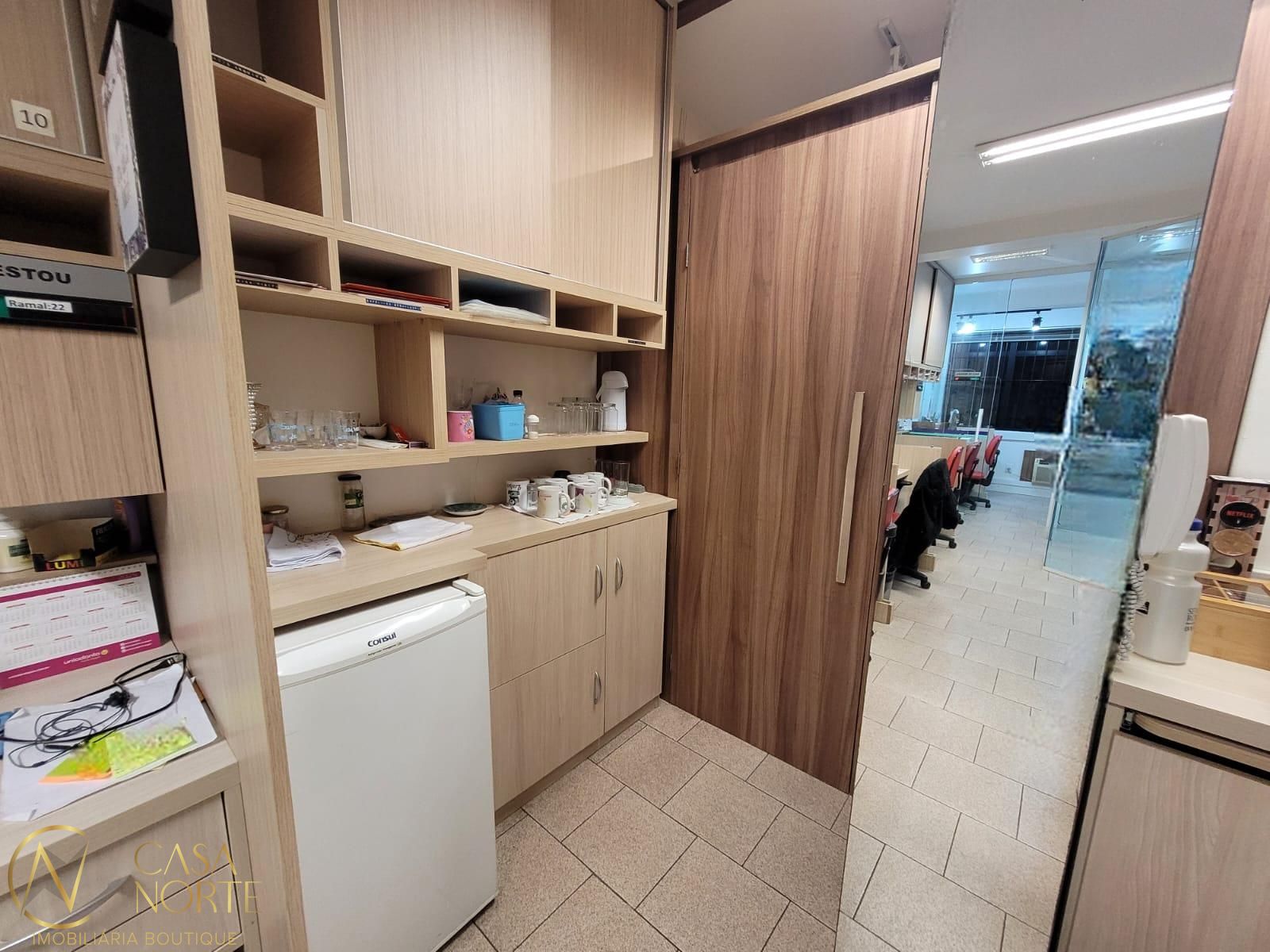 Sala Comercial à venda com 1 quarto, 42m², Rua Sport Club São José no bairro Passo da Areia em Porto Alegre