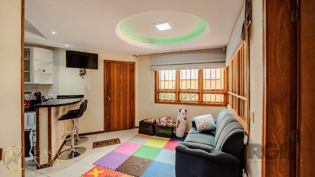 Casa à venda com 4 quartos, 247m², 2 suítes, 2 vagas, Rua Raymundo Luiz Marinho Filho no bairro Parque Santa Fé em Porto Alegre
