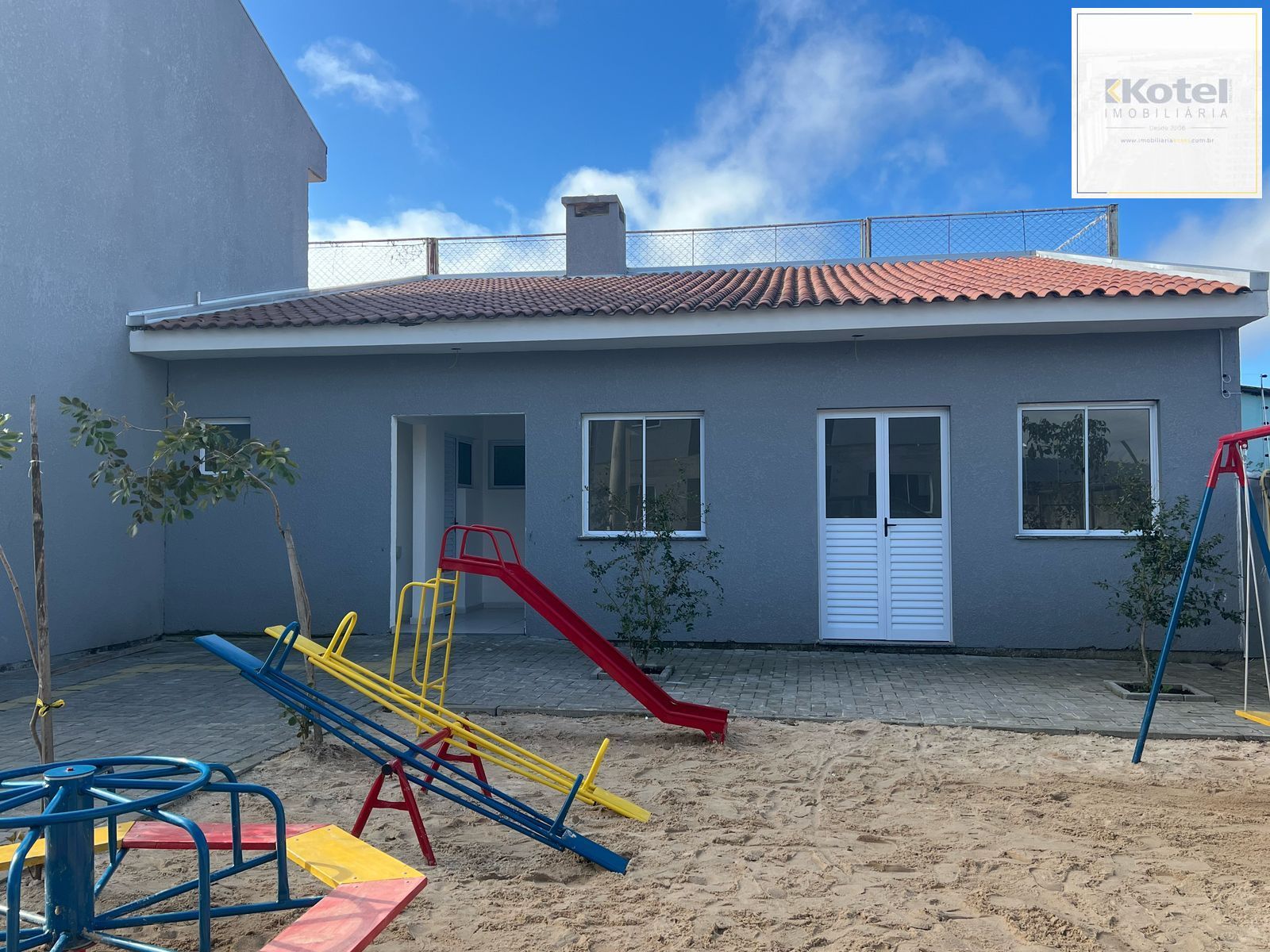 Casa com 2 dormitórios, banheiro social e pátio — foto 2
