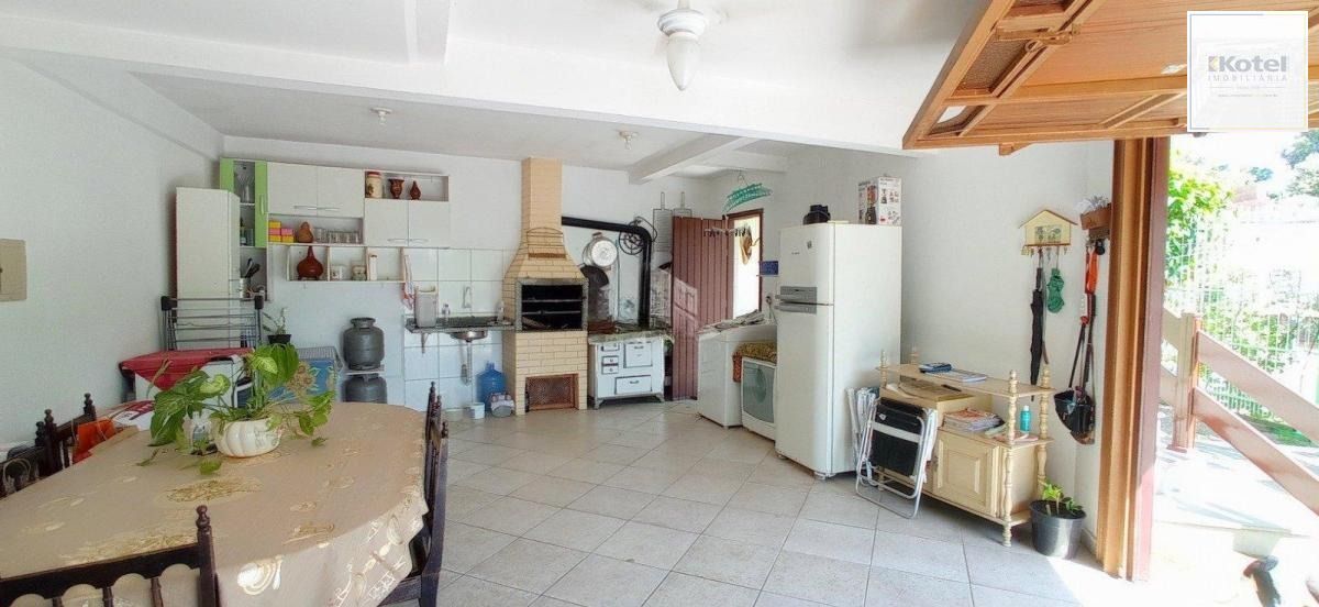 Casa com 4 dormitórios, sótão e amplo pátio próxima ao Hospital Cristo Redentor