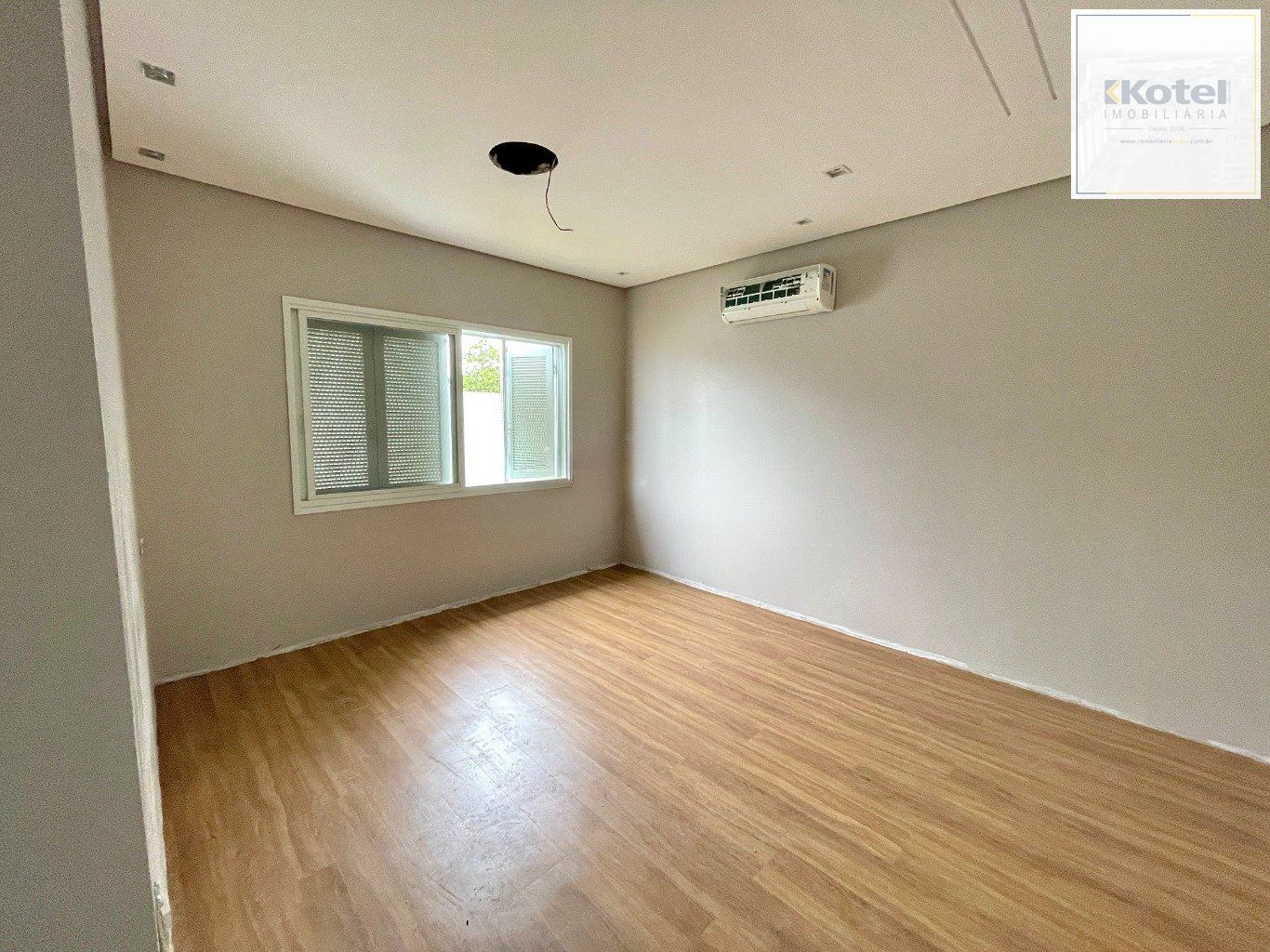Casa  de 4 Dormitórios e 3 vagas de garagem em Canoas.
