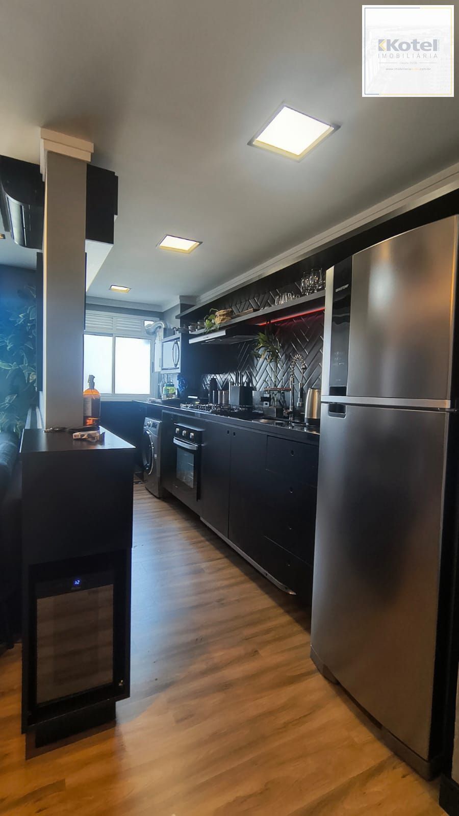 Apartamento mobiliado de 2 dormitórios com 1 suíte no bairro Cristal — foto 3