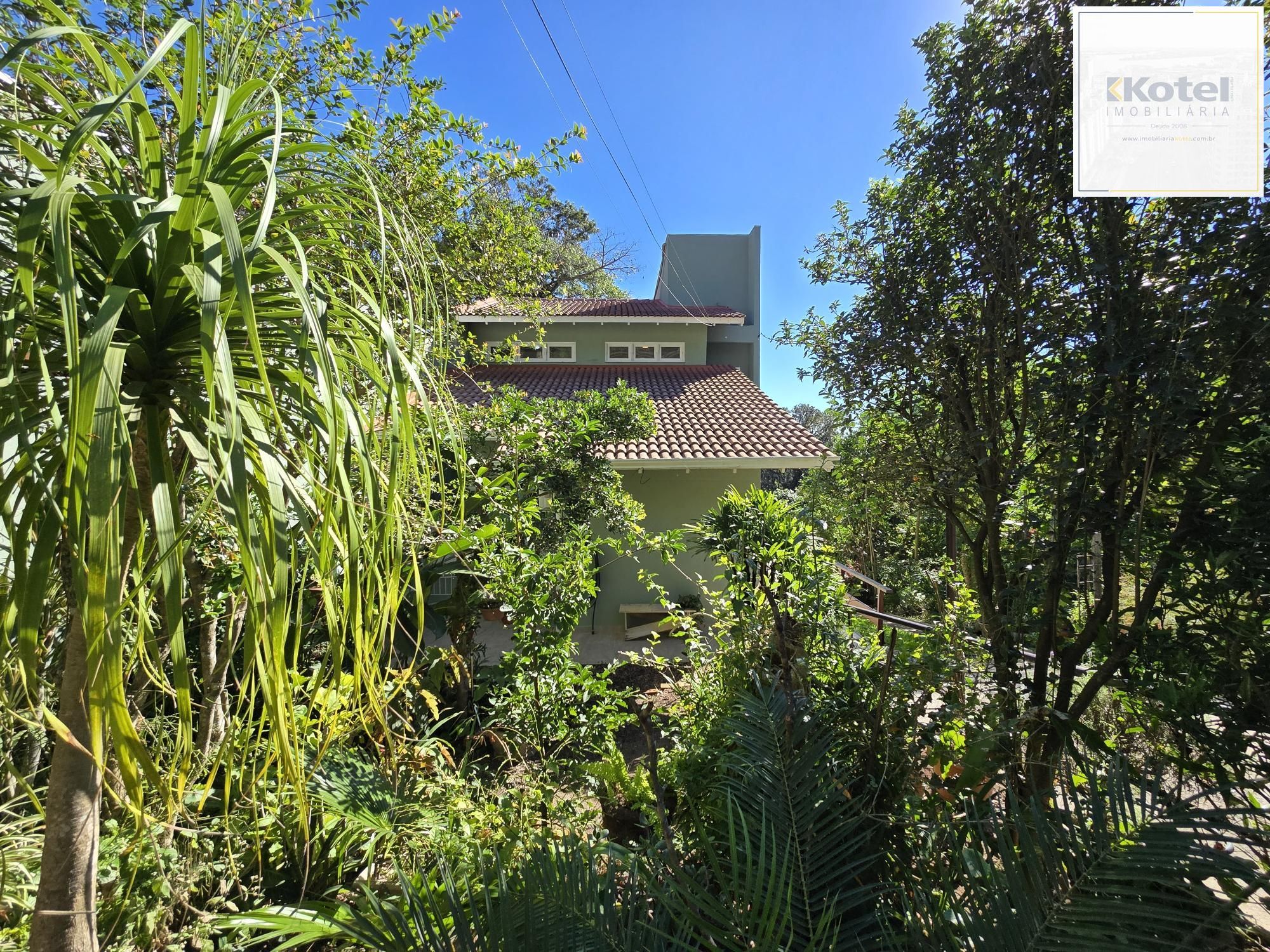 Casa 3 dormitórios, 1 suíte, 4 vagas 210 m² privativos no Belém Novo.