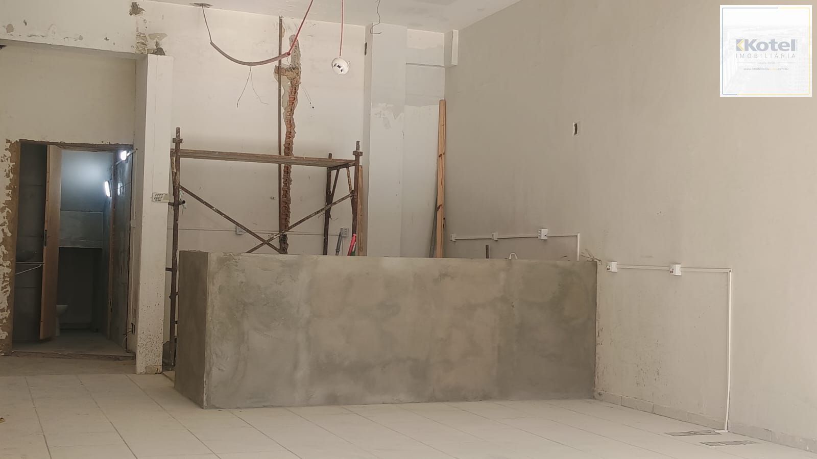 Excelente loja comercial na avenida Teresópolis, com sobreloja, 2 banheiros