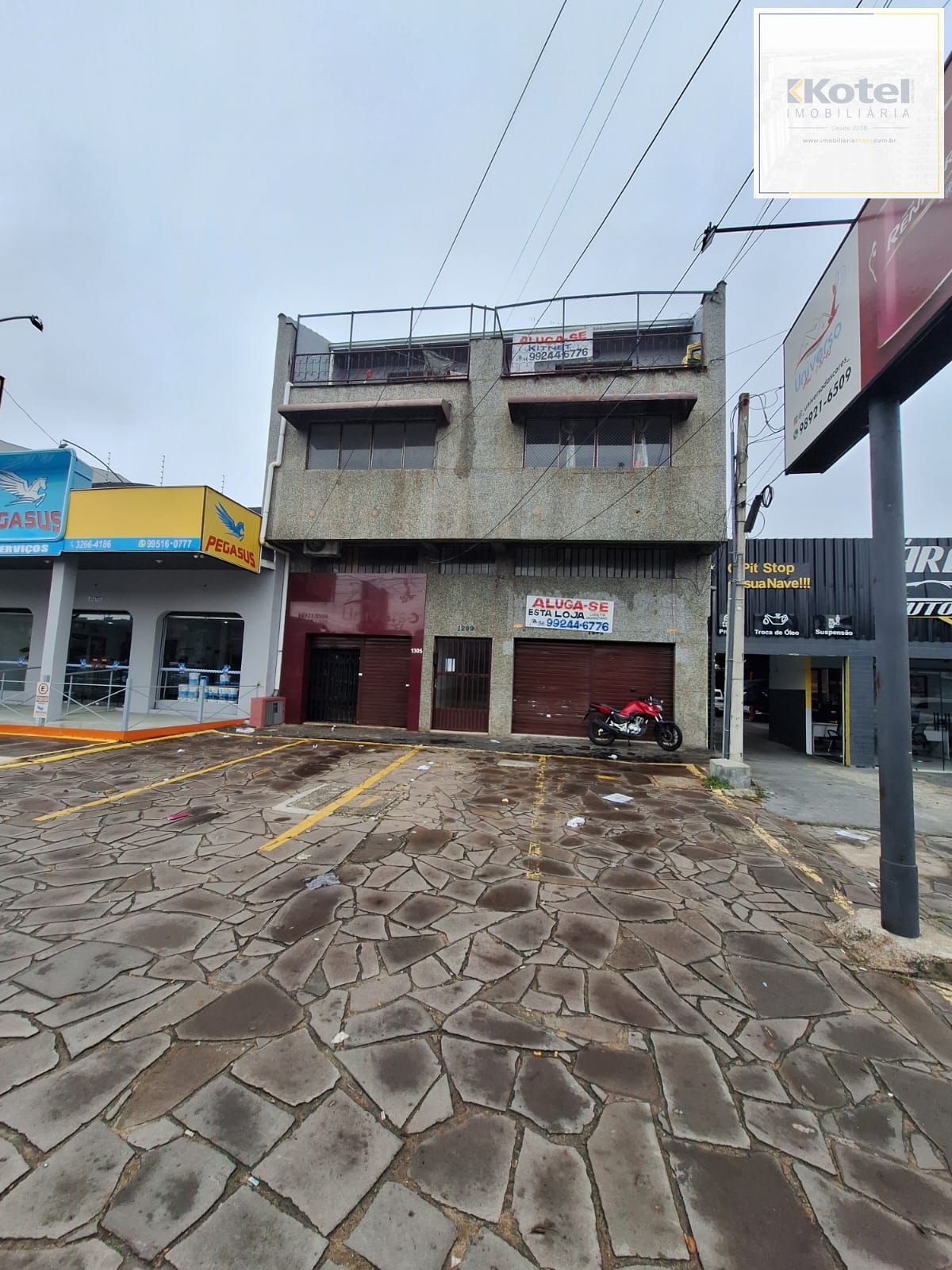 Sala Comercial vendida junto com o outro conjunto ao lado, e 4 Salas no segundo e terceiro Pavimento