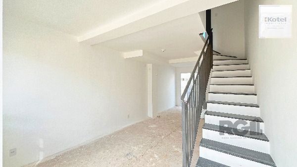 Casa em Porto Alegre, no bairro Vila Nova, com 2 dormitório(s), e 2 banheiros, à venda.