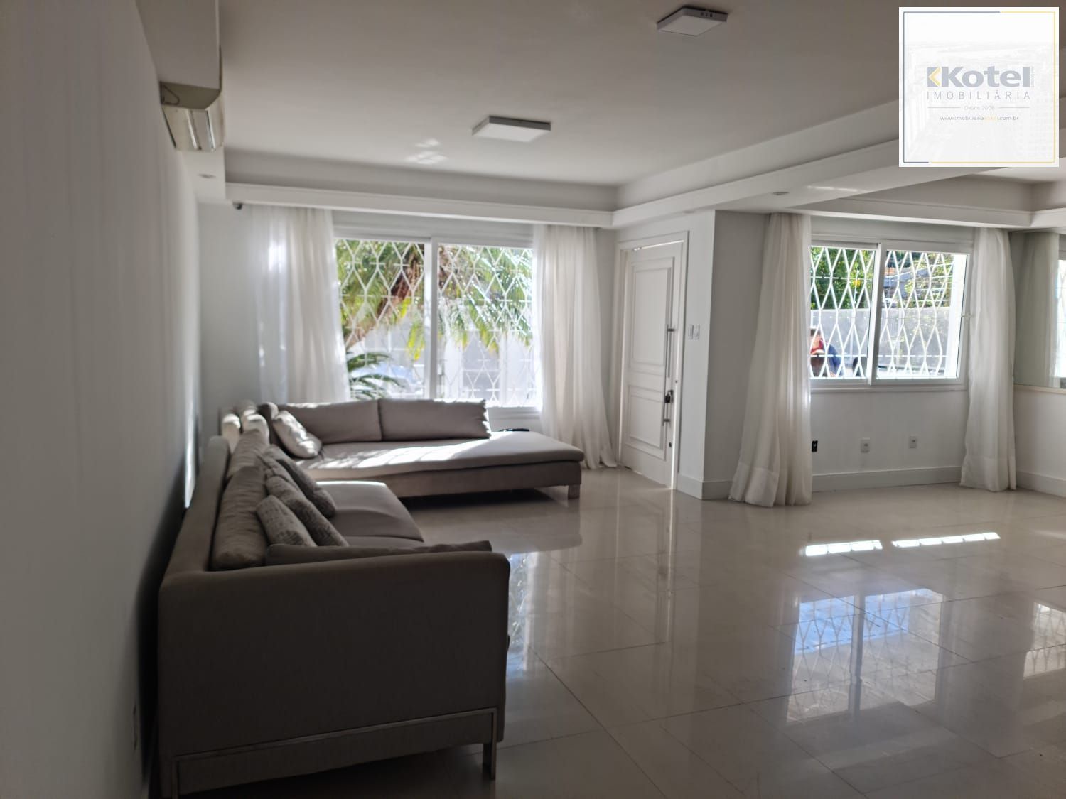 Linda casa com 5 dorm sendo 4 suites, 2 churrasqueiras e piscina